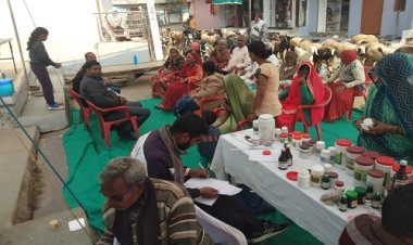 NEWS : प्रशासन गांव की और अभियान, नीमच के इस गांव में आयुर्वेद चिकित्सा शिविर संपन्न, स्वास्थ्य परीक्षण के साथ बीपी और शुगर की भी जांच, इन्होने दिया उचित परामर्श, पढ़े खबर