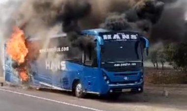 OMG ! चलती बस में लगी भीषण आग, यहां ड्राइवर की सूझबूझ आई काम, ऐसे बचाई यात्रियों की जान, घटना मुंबई-इंदौर हाईवे की, पढ़े खबर