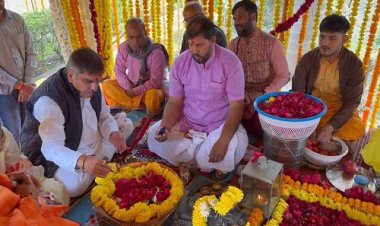 BIG NEWS : कमलनांदगिरी महाराज की पांचवी पुण्य स्मरण, चमत्कारी शिव शक्ति धाम पर उमडे भक्त, समाजसेवी अशोक अरोरा ने पूजी चरण पादूका, संतो का भी दिखा जमावड़ा, पढ़े खबर