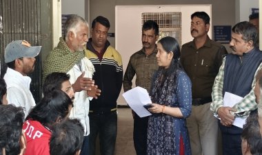 BIG NEWS : पेड़ पर लटकी मिली लाश, हत्या और आत्महत्या के बीच उलझी गुत्थी, आज परिजन और ग्रामीण पहुंचे एसपी कार्यालय, ज्ञापन देते हुए किया बड़ा खुलासा, मामला डीकेन चौकी क्षेत्र का, पढ़े खबर