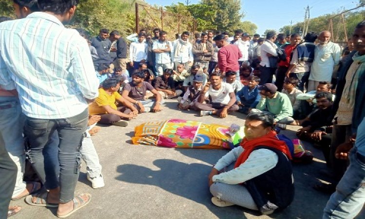 BIG BREAKING : रामपुरा में चक्काजाम, रोड़ पर रखी लाश, और परिजन कर रहें प्रदर्शन, अधिकारी और पुलिस मौके पर, मामला सड़क हादसे में हुई युवक की मौत का, पढ़े रुपेश सारू की खबर