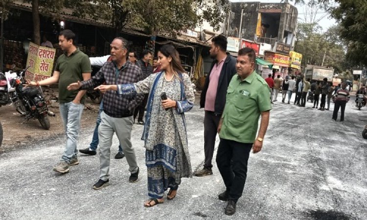 NEWS : नीमच के इस वार्ड में पहुंची नगर पालिका अध्यक्ष, डामरीकरण कार्य का किया निरिक्षण, फिर इन्हें दिए आवश्यक दिशा-निर्देश, पढ़े खबर