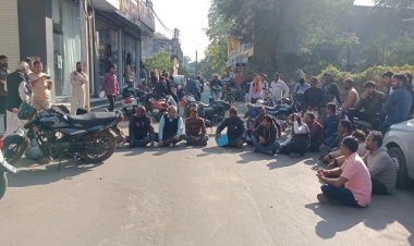 BIG NEWS : अक्षय क्रेडिट कॉ-आपरेटिव सोसायटी पर फर्जीवाड़े का आरोप, सड़क पर बैठे कई ग्राहक, और घंटों तक चला हंगामा, क्या है पूरा मामला...! पढ़े मनीष जोलान्या की ये खबर