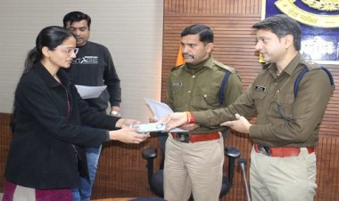 BIG NEWS: मंदसौर पुलिस का ये अभियान, टीम ने खौज निकाले 90 से ज्यादा मोबाइल, आज कंट्रोल रूम पर बुलाया इन्हें, फिर दिया नववर्ष का उपहार, चेहरे पर दिखी खुशी, पढ़े खबर