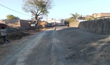 NEWS : पाइप लाइन डालने के लिए खोदे गड्ढे, अब लापरवाही आई सामने, ग्रामीणों की बड़ी परेशानी, अब जिला कलेक्टर से की मांग, मामला ग्राम दड़ौली का, पढ़े संजय नागौरी की खबर