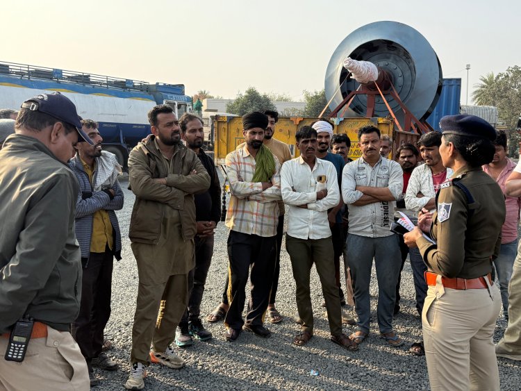 BIG NEWS: स्टेयरींग की बात अभियान, नीमच की यातायात व्यवस्था को मिल रहा नगर पालिका सहित इस विभाग का सहयोग, तो पुलिस टीम कर रहीं बड़ा काम, ड्राइवरों से भी रूबरू हुए ये अधिकारी, हुई कुछ खास बातचीत, पढ़े खबर