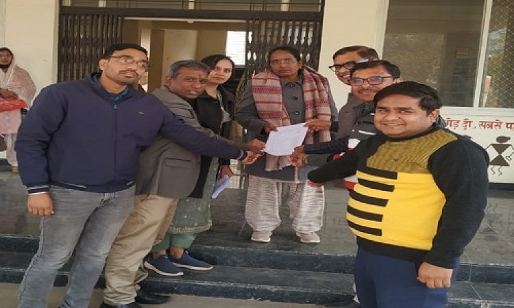 BIG NEWS : संवर्ग की महिला साथी पर अमर्यादित टिप्पणी, कनिष्ठ प्रशासनिक सेवा के अधिकारियों में आक्रोश, सामूहिक अवकाश के साथ विरोध, सौंपा ज्ञापन, पढ़े खबर