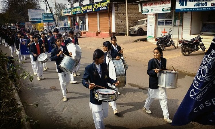 NEWS : 9 किलोमीटर पैदल चले विद्यार्थी, शोभायात्रा में अनुशासन व संस्कारों का दिया संदेश, झांकी में झलकी भारतीय संस्कृति, पढ़े खबर