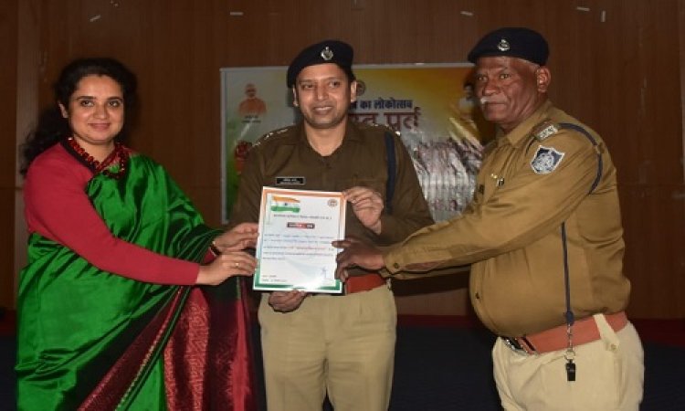 BIG NEWS : अपने दायित्वों का उत्कृष्ट निर्वहन, अब इन पुलिस अधिकारी-कर्मचरियों को मिला फल, कलेक्टर और एसपी ने कुछ यूं किया सम्मानित, पढ़े खबर