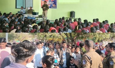 BIG NEWS : जनसंवाद अभियान, विद्यालयों, चौंक-चौपाटी और सार्वजनिक स्थानों पर पहुंची पुलिस, साइबर अवेयरनेस के साथ किया जागरुक, महिलाओं-आमजनों से की खास बातचीत, पढ़े खबर