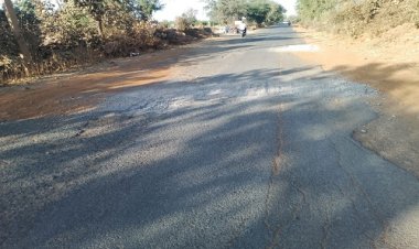 FOLLOW UP : गड्ढों की मरम्मत में जुटा विभाग, गिट्टी डलने से इन्हें मिली सहूलियत, तो ये उठा रहें जोखिम, डामरीकरण के पैचवर्क का नामो-निशान नहीं, ये दांस्ता नीमच-सिंगोली मार्ग की, पढ़े खबर