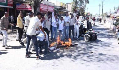 BIG NEWS : मंडी गेट पर ब्लॉक कांग्रेस ने किया विरोध प्रदर्शन, भाजपा मंत्री प्रहलाद पटेल का पुतला फूंकने का प्रयास, चला झूमा-झटकी का दौर, पढ़े खबर