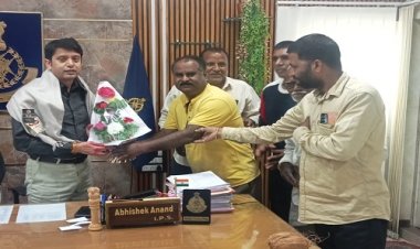 BIG NEWS : पुलिस ने बालिका को सकुशल किया दस्तयाब, तो परिजनों में खुशी, शॉल एवं पुष्पगुच्छ से किया एसपी का सम्मान, पढ़े खबर