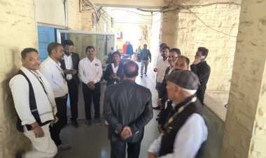 BIG UPDATE: जिला अभिभाषक संघ का चुनावी दंगल, नीमच न्यायालय परिसर में वोटिंग खत्म, और मत गणना शुरू, अध्यक्ष पद की दौड़ में कौन आगे, और किसके नाम पर लग सकती है मुहर...! पढ़े ये खबर