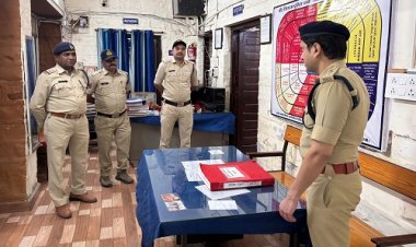 BIG NEWS : देर रात थानों के औचक निरिक्षण पर निकले पुलिस अधिकारी, बलवा ड्रिल सामग्री, मालखाने और रिकॉर्ड रजिस्टर खंगाला, तो व्यवस्थाओं का लिया जायजा, फिर इन्हें दिए आवश्यक निर्देश, पढ़े खबर