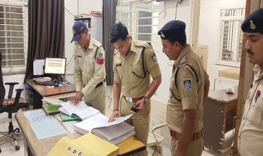 BIG NEWS : देर रात थानों का औचक निरिक्षण करने पहुंचे एसपी अंकित जायसवाल, रजिस्टर और फाइलों का किया अवलोकन, तो अधिकारियों को भी दिए ये निर्देश, पढ़े खबर