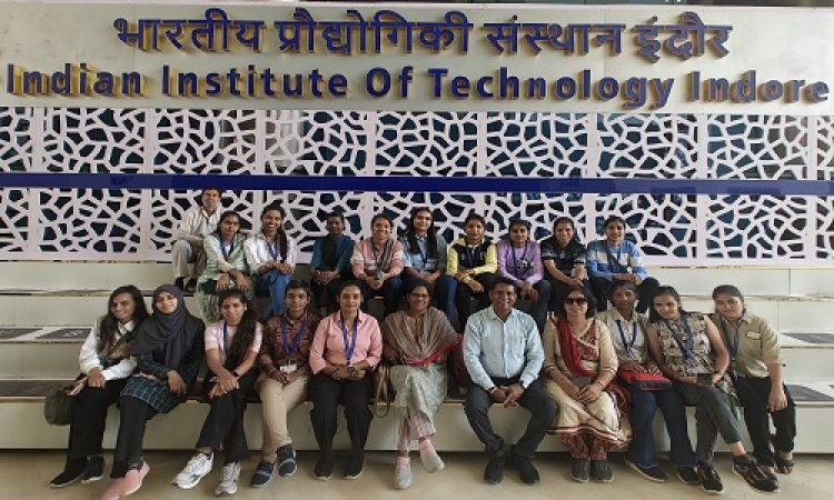 NEWS : जाजू कन्या महाविद्यालय की छात्राओं ने किया IIT इंदौर का शैक्षणिक भ्रमण, शोध और प्रायोगिक कार्य का स्तर जाना, ऑडिटोरियम देखर हुई अभिभूत, पढ़े खबर