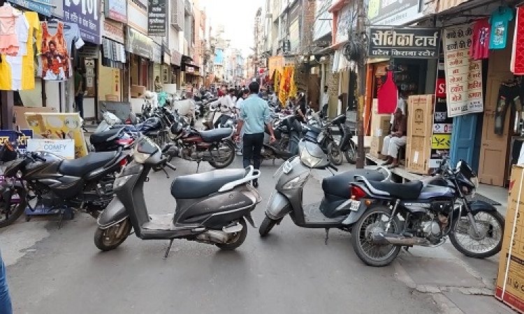 BIG NEWS : घंटाघर क्षेत्र के रहवासियों में पनपा आक्रोश, मुख्य मार्ग किया बंद, और जमकर की नारेबाजी, नगर पालिका के अधिकारी-कर्मचारी और कैंट पुलिस मौके पर, आखिर किसके आतंक से परेशान है ये लोग...! पढ़े खबर