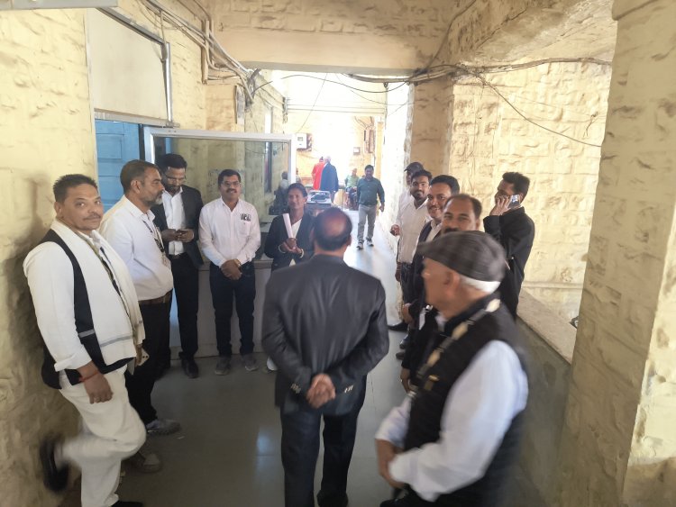 BIG UPDATE: जिला अभिभाषक संघ का चुनावी दंगल, नीमच न्यायालय परिसर में वोटिंग खत्म, और मत गणना शुरू, अध्यक्ष पद की दौड़ में कौन आगे, और किसके नाम पर लग सकती है मुहर...! पढ़े ये खबर