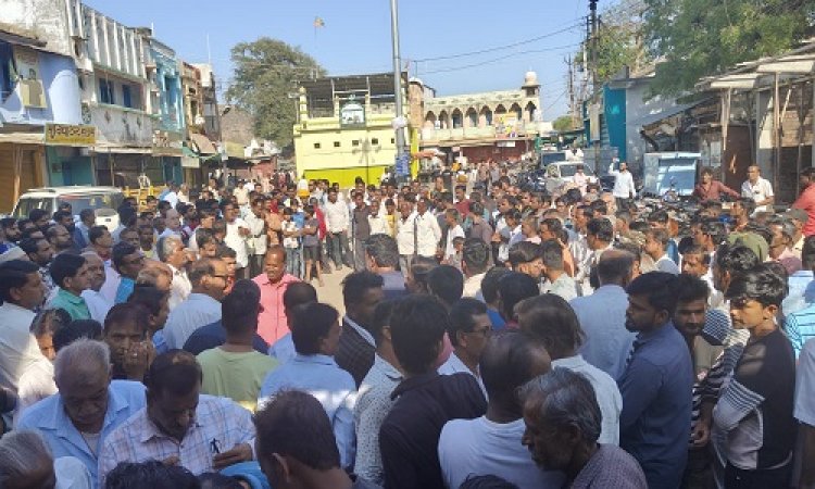 BIG NEWS : बेटी के सम्मान में-सर्व समाज मैदान में, सड़कों पर उतरे सैकड़ों लोग, कुछ यूं किया विरोध प्रदर्शन, रामपुरा पूर्ण रूप से रहा बंद, और मुख्यमंत्री के नाम सौंपा ज्ञापन, मामला नाबालिग से दुष्कर्म का, पढ़े रुपेश सारू की खबर