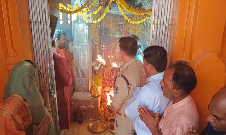 BIG NEWS : चैत्र नवरात्रि पर्व, जिला कलेक्टर और एसपी पहुंचे भादवामाता, दर्शन के साथ चढ़ाई धर्म ध्वजा, लिया मातारानी का आशीर्वाद, पढ़े खबर