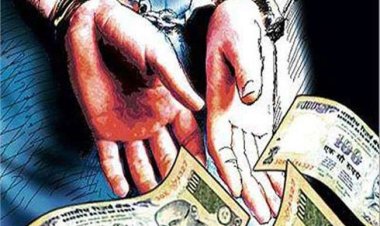 BIG NEWS : दूसरी किश्त खाते में डलवाने के लिए मांगी घूस, जब शिकायत पहुंची लोकायुक्त, तो टीम का बड़ा एक्शन, इस गांव का सरपंच रिश्वत लेते रंगे हाथों गिरफ्तार, मामला प्रधानमंत्री आवास योजना से जुड़ा, पढ़े खबर