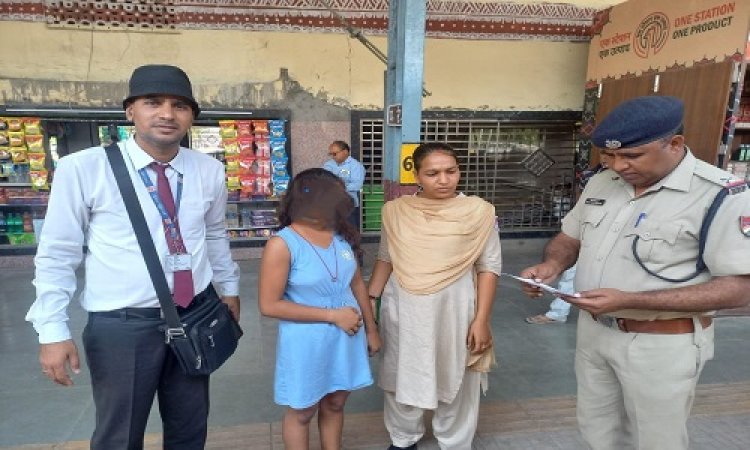 NEWS : ट्रैन में अकेली बैठी दिखी बालिका, तो चैकिंग स्टॉफ ने दिखाई गंभीरता, लिया ये बड़ा एक्शन, और नाबालिग को परिवार में मिलाया, ये मामला रतलाम जिले का, पढ़े खबर