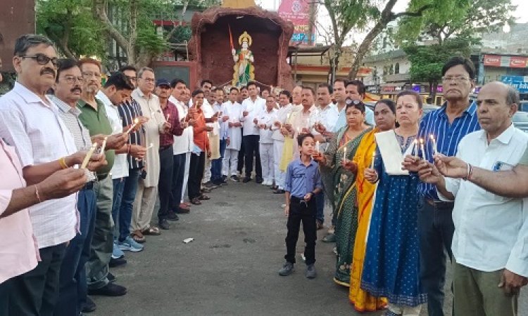 NEWS : पहलगाम में आतंकी हमला, कई पर्यटकों की निर्मम हत्या, शहर ब्लॉक कांग्रेस ने की निंदा, नीमच के इस चौराहे पर दी श्रद्धांजलि, पढ़े खबर