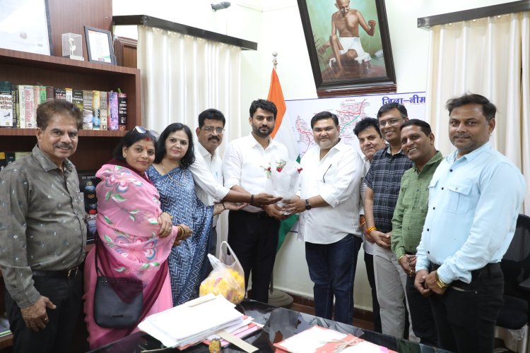 BIG NEWS : कलेक्टर हिमांशु चंद्रा ने नीमच जिले का नाम किया गौरवान्वित, तो NSSG ग्रुप ने DM साहब को कुछ यूं दी बधाई, सम्मान में गुलदस्ता भेंट कर दुपट्टा भी पहनाया, पढ़े खबर