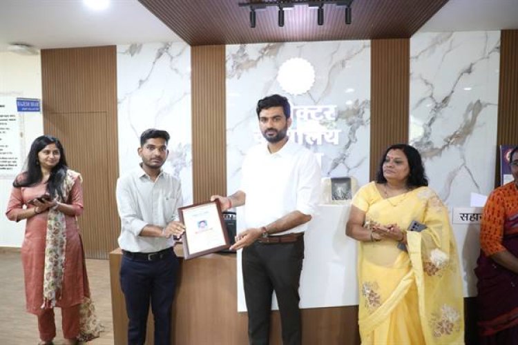 WOW ! श्रम विभाग के डाटा एन्‍ट्री ऑपरेटर को मिला बेस्‍ट एम्‍पलॉई आफ दी मंथ, कलेक्‍टर हिमांशु चंद्रा ने किया सम्मानित, जब दिया ये पुरस्कार, तो तालियों से गूंज उठा कार्यालय, पढ़े खबर