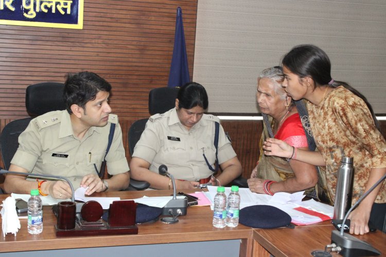BIG NEWS : मंदसौर पुलिस कंट्रोल रूम पर शिविर का आयोजन, अधिकारियों ने सुनी आमजन की शिकायत एवं समस्या, फिर त्वरित निराकरण भी, एसपी ने संबंधित थाना प्रभारी को दिए ये निर्देश, पढ़े खबर