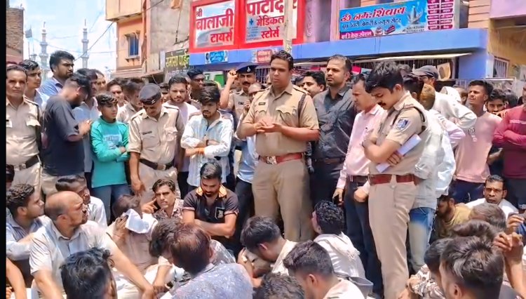 BIG NEWS : सड़क पर शव रखकर दो घंटे तक लगाया जाम, टक्कर मारने वाले को पकड़ने व आर्थिक सहायता देने की मांग, अधिकारियों के आश्वासन के बाद माने परिजन, पढ़े खबर