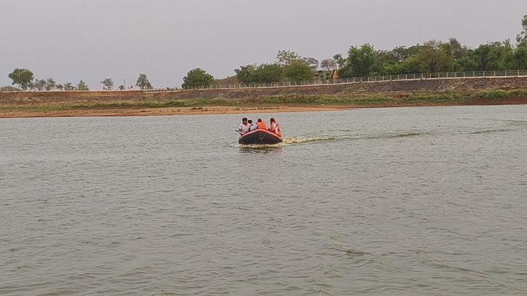 BIG NEWS: मनासा के बड़ा तालाब में हादसा, नाव पलटने के बाद डूबा युवक, गहरे दलदल में फंसा, मौके पर अधिकारी, गोरखोरों ने किया रेस्क्यू, पर नहीं मिली सफलता, पढ़े खबर