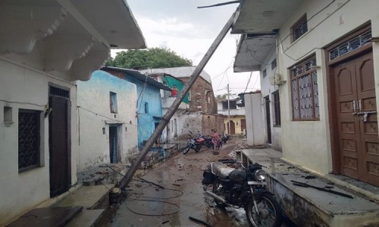 BIG NEWS : चीताखेड़ा में धूलभरी अंधड़ ने मचाया कोहराम, ट्रांसफार्मर, खंभे और विशालकाय पेड़ जमीदोज, मकानों के चद्दर शेड तक उड़े, तेज हवाओं ने किया तहस-नहस, पढ़े खबर