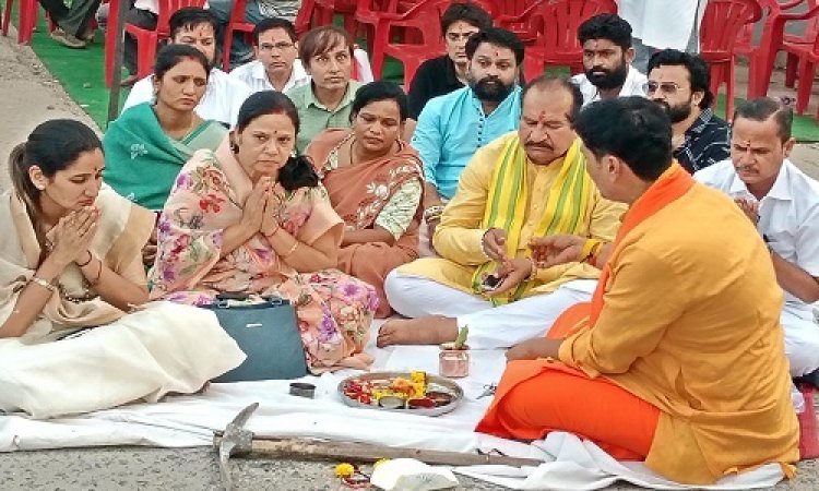 BIG NEWS : नीमच के इस वार्ड के रहवासियों को मिलेगी चमचमाती सड़क की सौगात, विधायक व नपाध्यक्ष ने किया भूमिपूजन, भाजपा जिलाध्यक्ष सहित ये अतिथि रहें मौजूद, पढ़े खबर