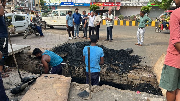 NEWS : नीमच नगर पालिका का नाला सफाई अभियान जोरो पर,आज शहर के मुख्य मार्गो पर हुआ काम,वरिष्ठ नेता करण परमाल भी पहुंचे जायजा लेने,तो सभापतियों ने भी देखा कामकाज,पढ़े ये खबर