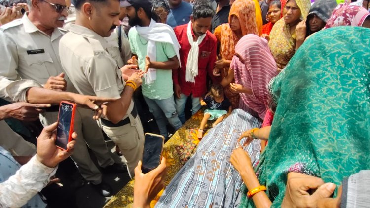 BIG NEWS : सड़क हादसे में महिला घायल, फिर उपचार के दौरान मौत, आक्रोशित परिजनों ने किया चक्काजाम, अधिकारियों की समझाइश के बाद मामला हुआ शांत, ये घटना मनासा थाना क्षेत्र की, पढ़े खबर