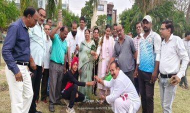 NEWS : गौरव दिवस पर नीमच में यहां हुआ खास कार्यक्रम, जनप्रतिनिधियों और रहवासियों ने किया पौधारोपण, विधायक व नपाध्यक्ष सहित ये रहें मौजूद, पढ़े खबर