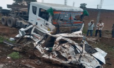 BIG NEWS : शादी समारोह से लौटते ग्रामीण, बीच रास्ते में हुआ भीषण सड़क हादसा, नौ लोगों की दर्दनाक मौत, कार के उड़े परखच्चे, चंद मिनटों में पसर गया मातम, घटना एमपी के इस जिले की, पढ़े खबर