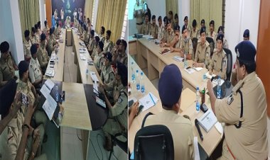 BIG NEWS : नशे के खिलाफ पुलिस का अभियान, तस्करों पर ताबड़तोड़ कार्यवाही, शिकायतों का निराकरण करने के भी निर्देश, अतिरिक्त पुलिस महानिदेशक उमेश जोगा ने ली पुलिस अधिकारियों की बैठक, की अपराधों की समीक्षा, पढ़े खबर