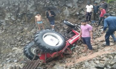NEWS : खेत हकाई करते समय हादसा, ट्रैक्टर हुआ असंतुलित, और जा गिरा तालाब में, घटना के बाद चालक को हो गई ये हालत, मामला मोखमपुरा गांव का, पढ़े खबर