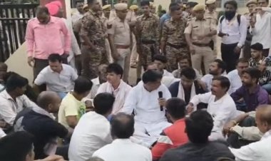 BIG NEWS : युवक की संदिग्ध मौत के मामले में हत्या का आरोप...! पुलिस ने 10 दिन बाद भी नहीं की कार्रवाई, किसान नेता के नेतृत्व में निकाली रैली, प्रतापगढ़ एसपी कार्यालय के गेट पर धरना, सौंपा ज्ञापन, पढ़े खबर