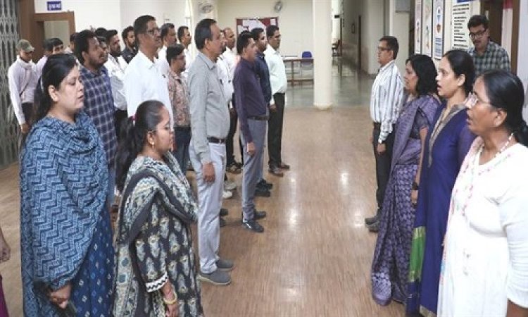 BIG NEWS : कलेक्टोरेट में राष्ट्रगॉन, म.प्र. गॉन एवं वन्दे मातरम का सामुहिक गायन, फिर इन्हें मिला बेस्ट एम्पलॉई आफ दी मंथ पुरस्कार, अपर कलेक्टर ने किया सम्मानित, पढ़े खबर