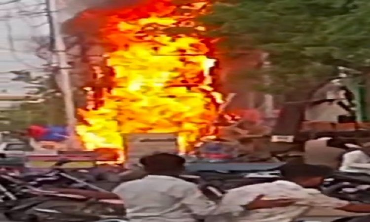 OMG ! बिजली ट्रांसफार्मर में लगी भीषण आग, लपटे देख सहमे लोग, क्षेत्र में अफरा-तफरी का माहौल, ये घटना कुकड़ेश्वर क्षेत्र की, पढ़े खबर