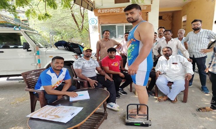 NEWS : मनासा में तीन दिवसीय कुश्ती की शुरुवात, पहलवानो का हुआ वेट, अब होगा महादंगल, खिलाड़ी दिखाएंगे अपना दम-खम, पढ़े खबर