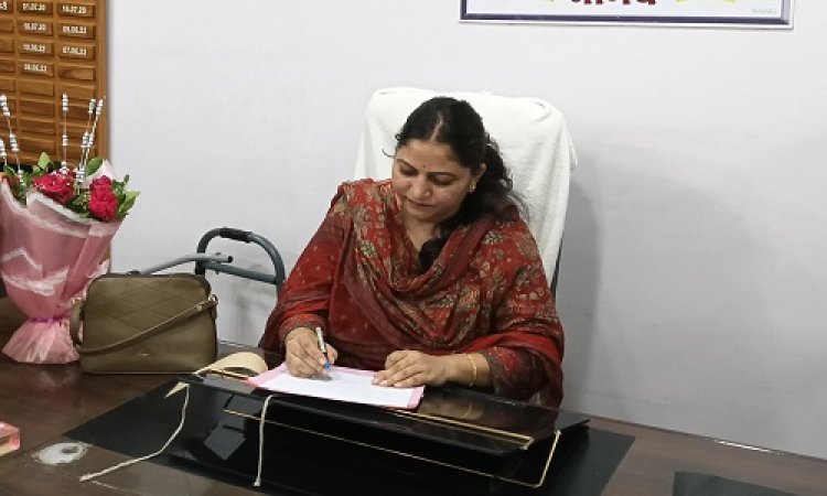 BIG NEWS : नवागत CMO श्रीमती दुर्गा बामनिया पहुंची नगर पालिका कार्यालय, लिया चार्ज, अधिकारी-कर्मचारियों ने कुछ यूं किया स्वागत, पढ़े खबर