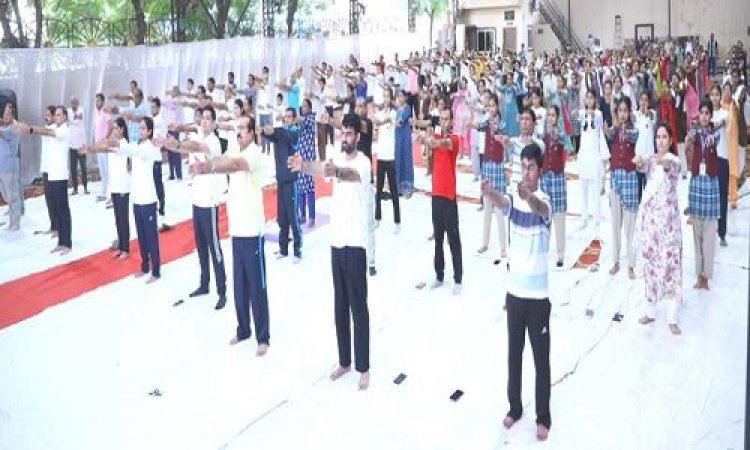 BIG NEWS : अर्न्तराष्ट्रीय योग दिवस, तनावमुक्त और स्वस्थ रहने की दिशा, हजारो लोगों तक पहुंची टिप्स, इस विशाल कार्यक्रम में विधायक, कलेक्टर और एसपी भी हुए शामिल, योगमय हुआ पूरा नीमच जिला, पढ़े खबर