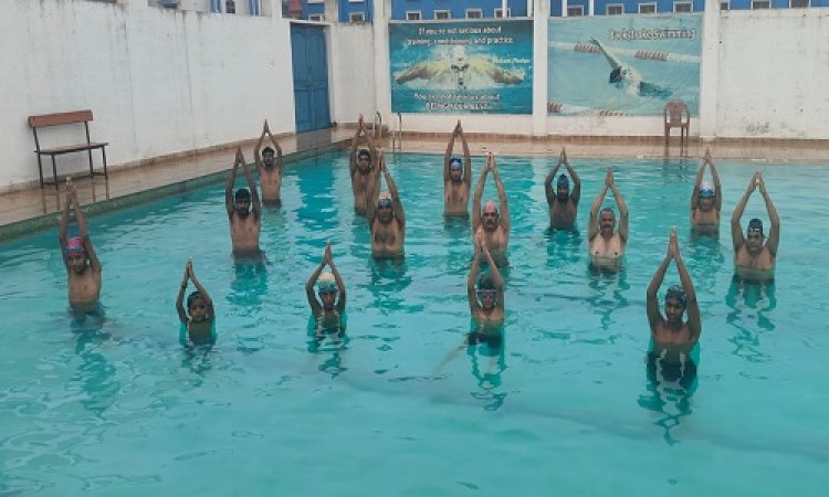 WOW ! अंतर्राष्टीय योग दिवस, जिला तैराकी संघ ने स्विमिंग पूल में किया योगाभ्यास, सूर्य नमस्कार के साथ पानी में योग की विभिन्न क्रियाएं भी, पढ़े खबर