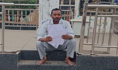 BIG NEWS : दबंगों से परेशान हुआ किसान, तो गले में पहनी शिकायतों की माला, और बीच चौराहे पर दिया धरना, फिर अधिकारी पहुंचे मौके पर, क्या समझाइश के बाद बनी बात, ये मामला मनासा का, पढ़े खबर