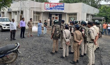 NEWS : आगामी त्यौहारों को लेकर प्रशासन और पुलिस अलर्ट, मनासा में निकाला फ्लैग मार्च, अधिकारियों ने आमजन से की ये अपील, पढ़े खबर